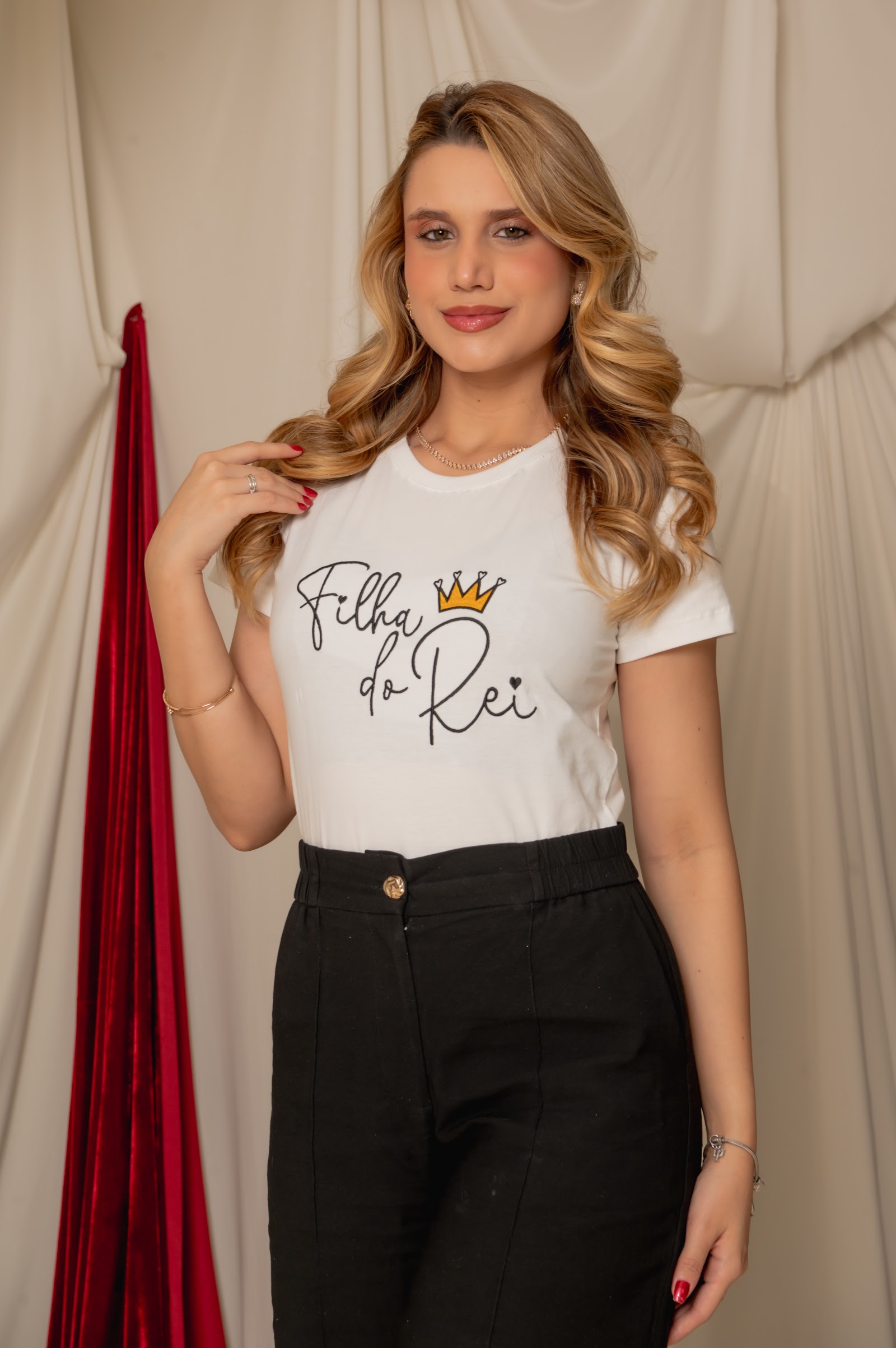 T-shirt branca Filha do Rei com calça preta